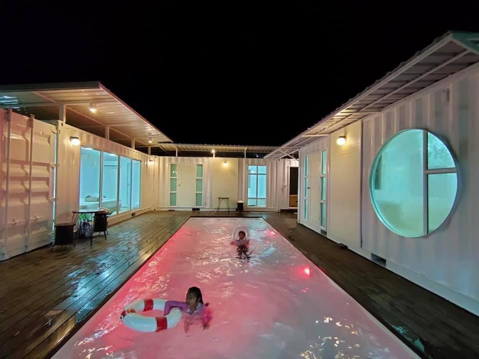 Pool Banana House *
